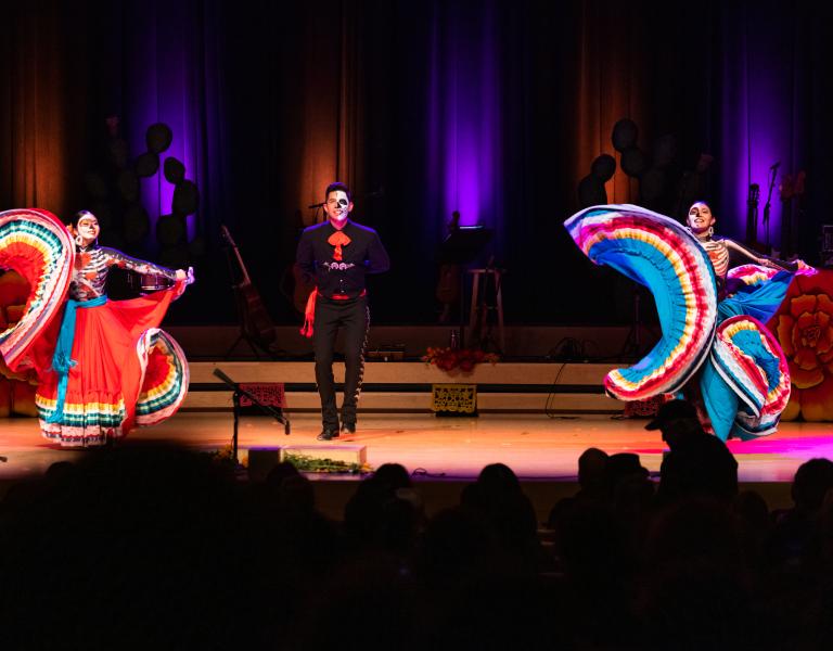 folklorico dancers