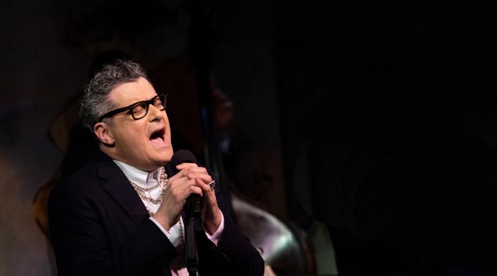 Isaac Mizrahi performing on stage