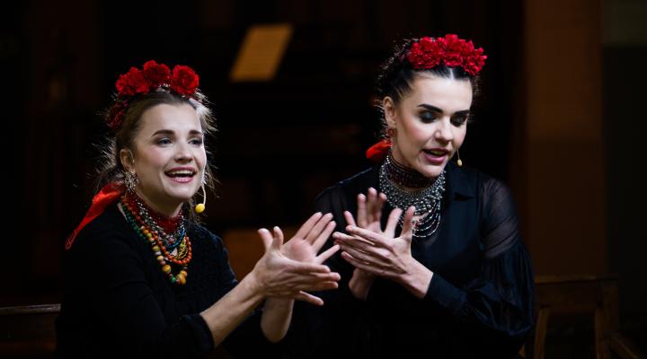 Musicians from Kurbasy singing and clapping